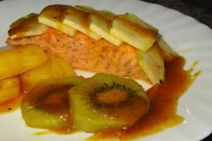 Salmón con frutas y salsa de naranja