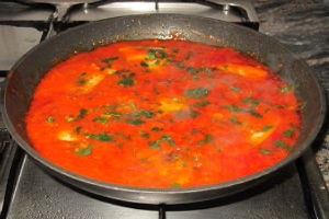 Cocinando emperador con tomate