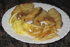 Merluza con patatas fritas y mayonesa