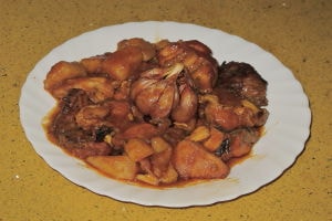 Pollo estofado con patatas
