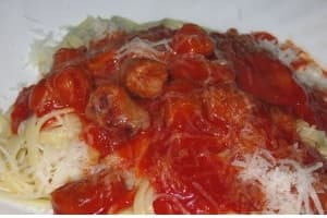 Tallarines con tomate y salchichas