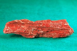 Mineral de yeso rojo